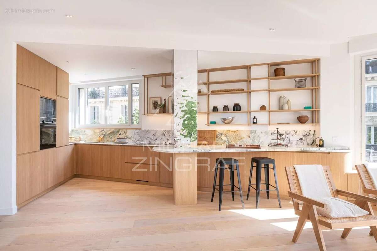 Appartement à PARIS-16E