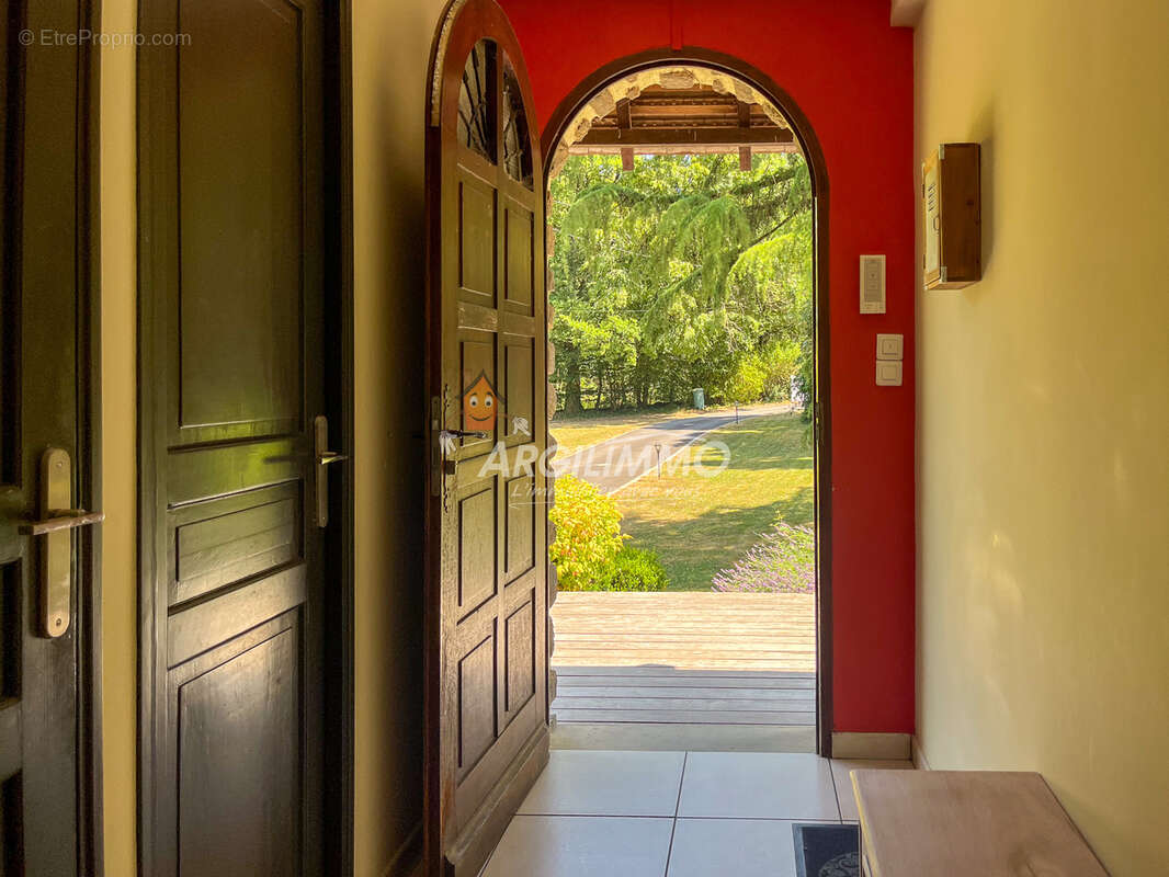 Propriété avec deux habitations et piscine - photo 3