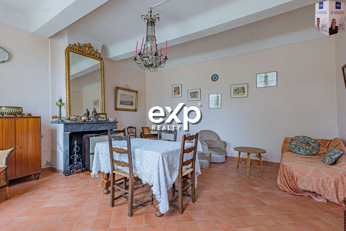 Maison 255 m² à Le Revest-Les-Eaux  - photo 5