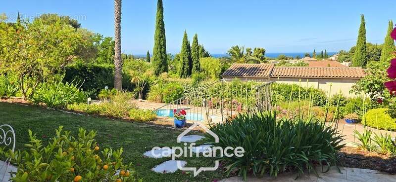 Maison à vendre 4 pièces VUE MER + Garage 55m² + Piscine SANARY SUR MER (83) - photo 4