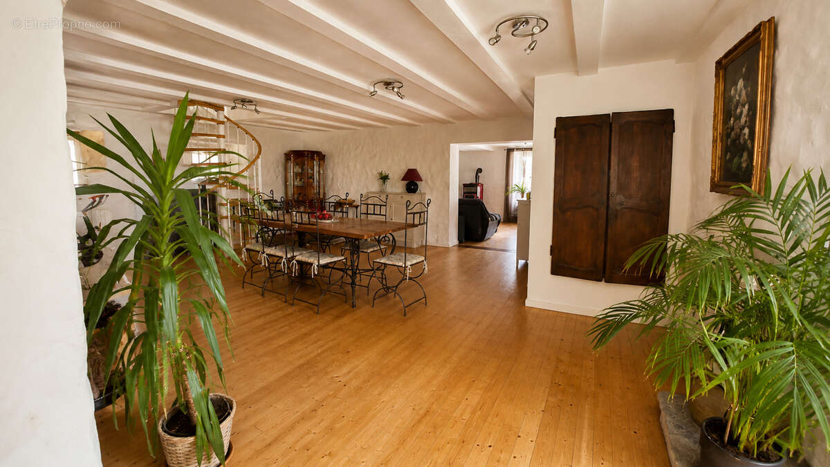 Maison de caractère  à Vernines dans le Puy de Dôme : aux portes des Volcans d'Auvergne, idéale pour une activité de chambres d' - photo 6
