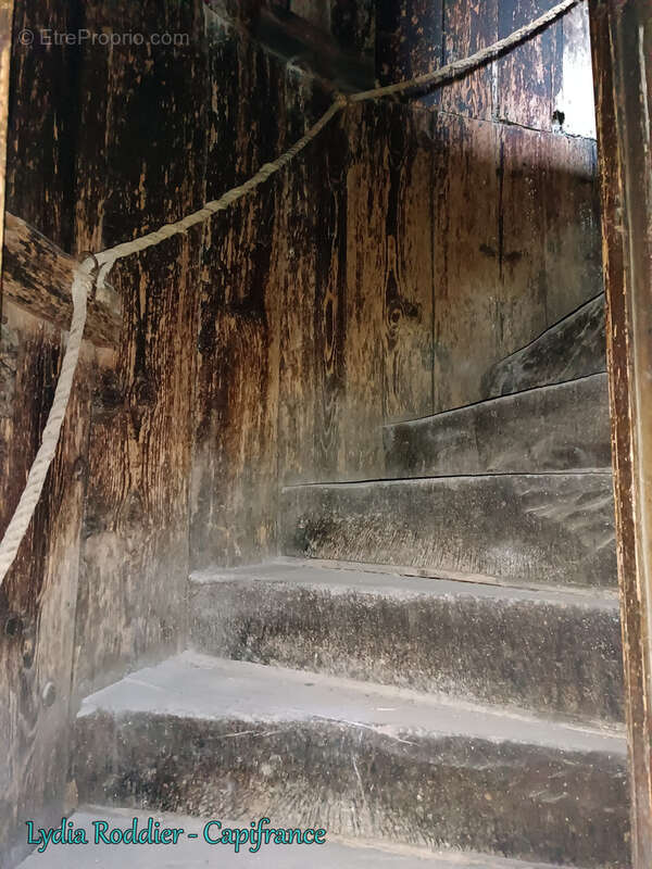Maison à colombage - 240 m2 à rénover sur 5 niveaux à Maringues-63350 - photo 10