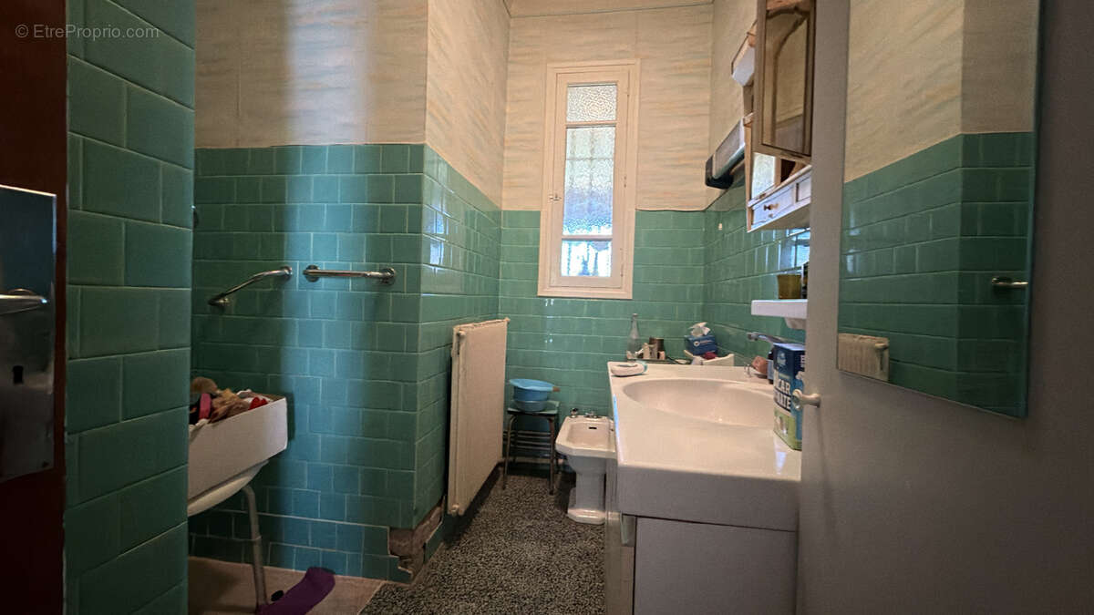 Propriété traditionnelle de 148 m2 sur parcelle arborée de 780 m2 avec dépendances - photo 7