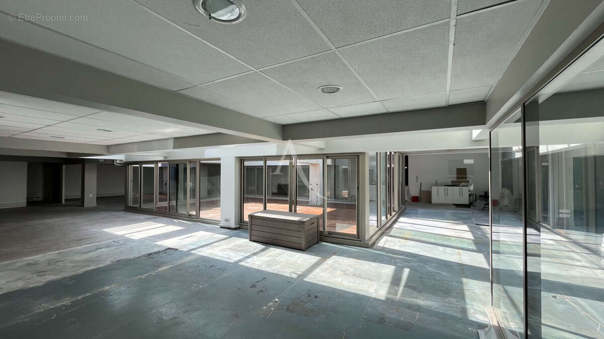 Commerce à PARIS-9E