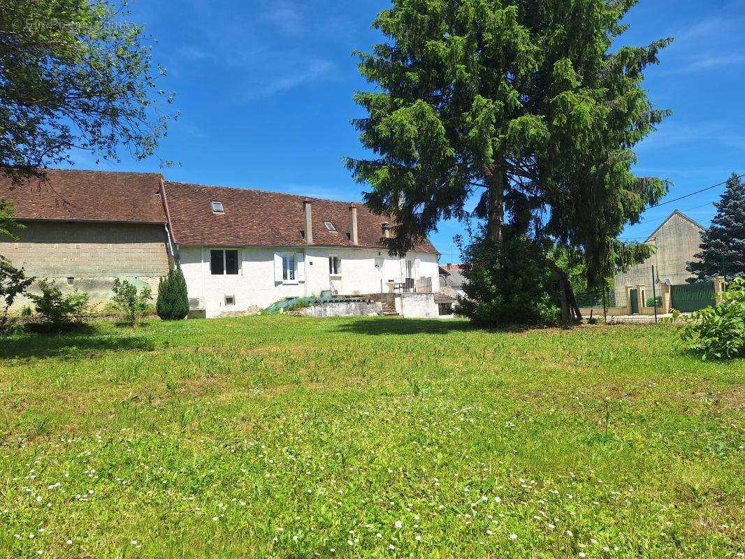 Maison à SAINT-SATUR