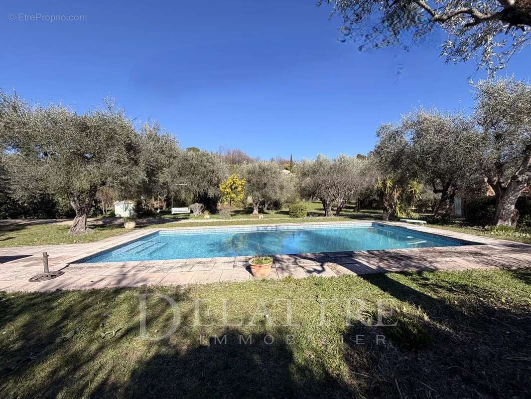 Maison à CHATEAUNEUF-GRASSE