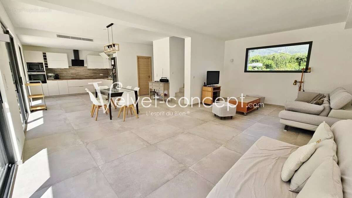 Maison à ROQUEFORT-LES-PINS