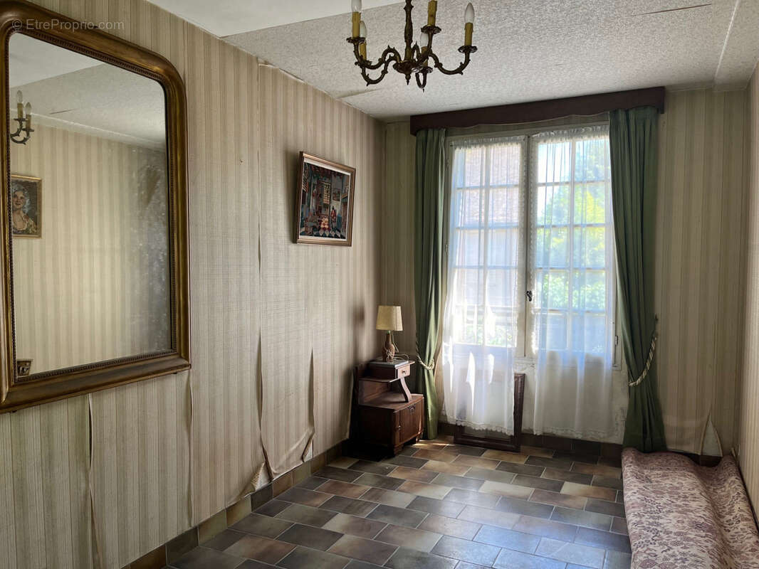 Coussac Bonneval Proche commerces, maison 5 pièces à rénover, garage et jardin. - photo 10