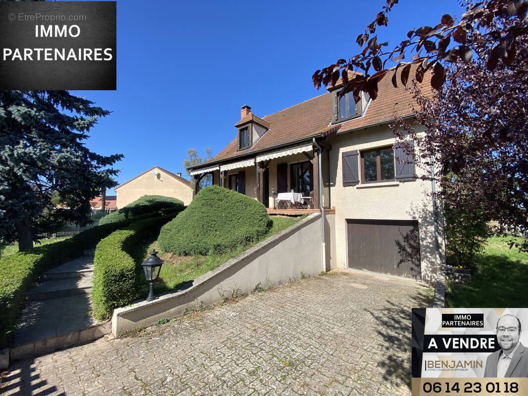 Maison à SAINT-REMY-EN-ROLLAT