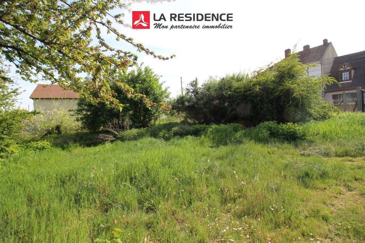 Terrain à LES MUREAUX