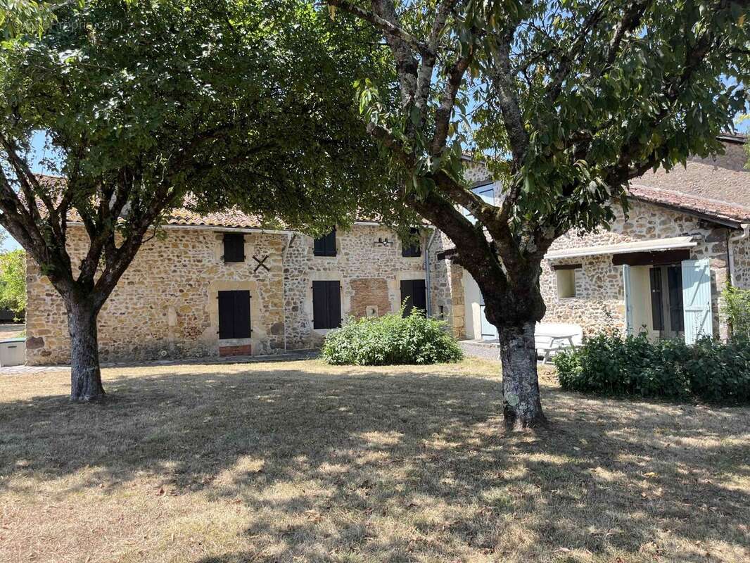 Maison 538 m² à Chasseneuil-Sur-Bonnieure  - photo 5