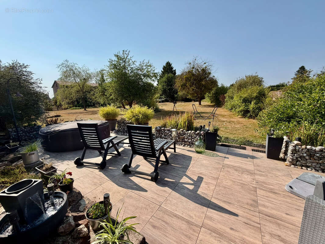 Vente charmante maison rénovée, mitoyenne, sur terrain de  24,77 ares ROYE - photo 2