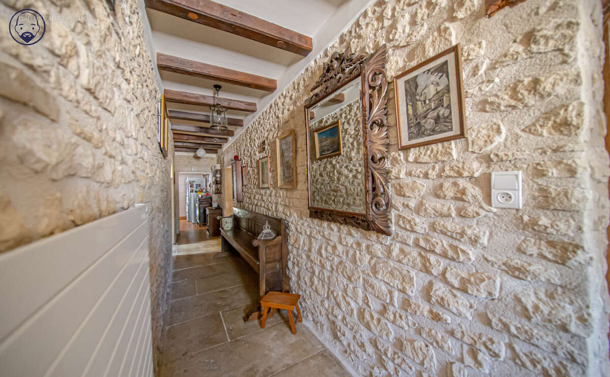 Maison avec jardin paysagé et terrasse - photo 3