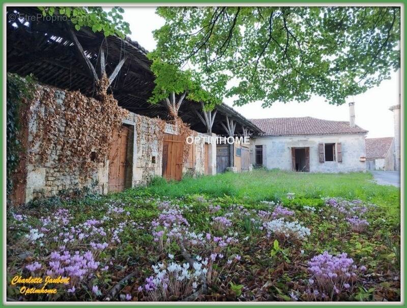 Maison à VILLEBOIS-LAVALETTE