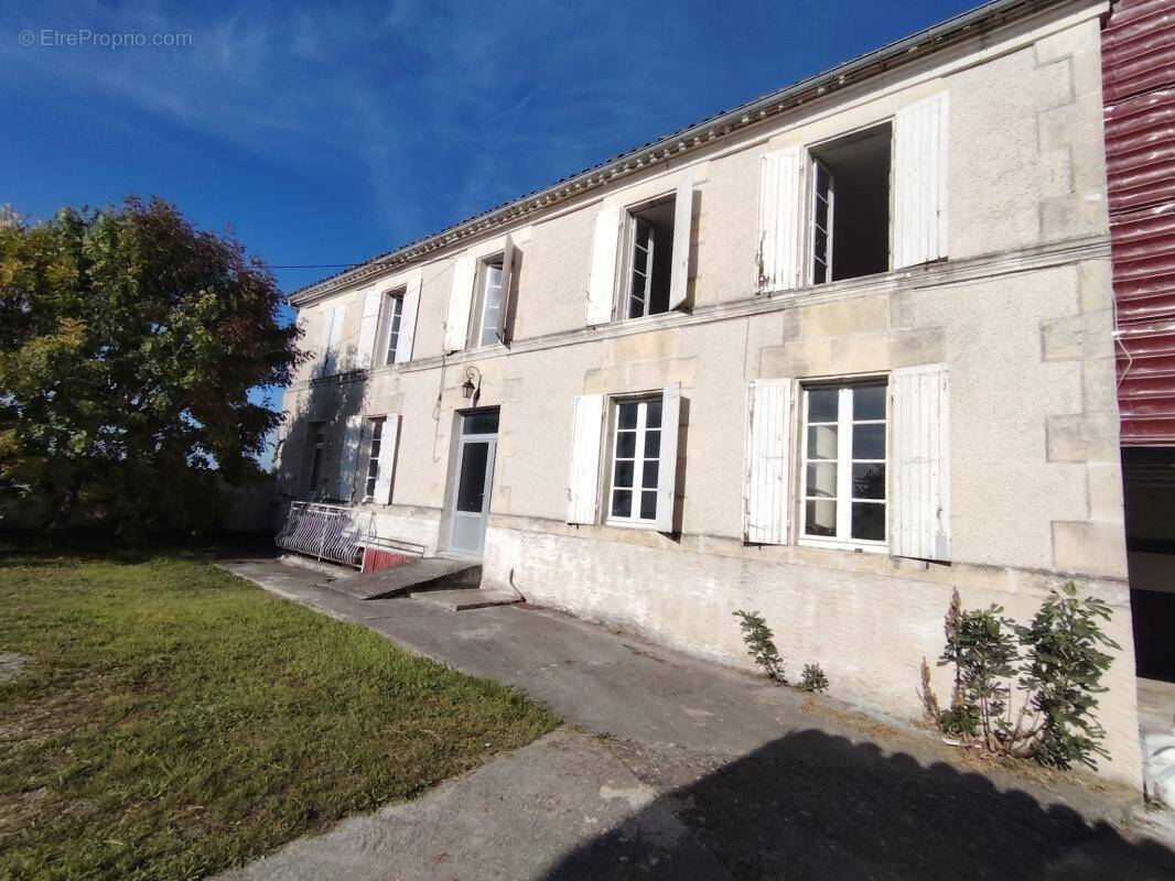 Maison à GENSAC-LA-PALLUE