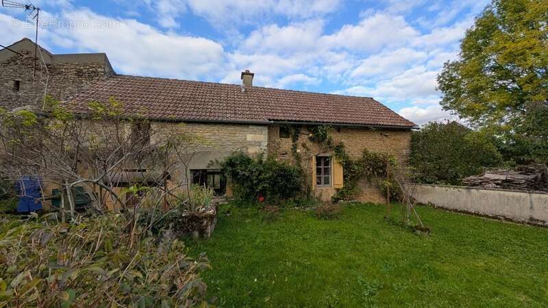 A vendre maison à rénover avec dépendances, garage et grange. SANTIGNY (89) - photo 2