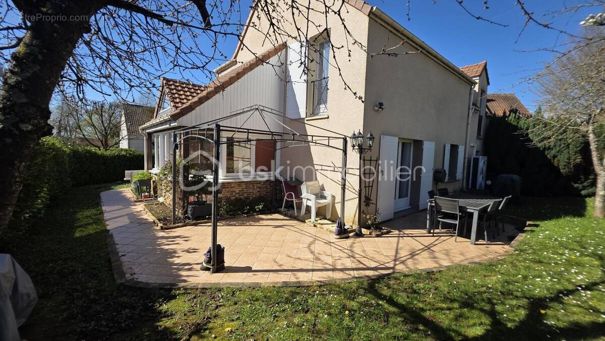 Maison à SAVIGNY-LE-TEMPLE