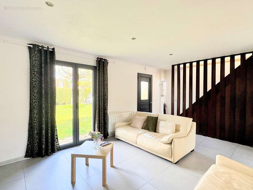 Maison à LE MESNIL-SAINT-DENIS