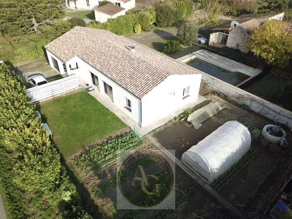 Maison à VILLENEUVE-LA-COMPTAL