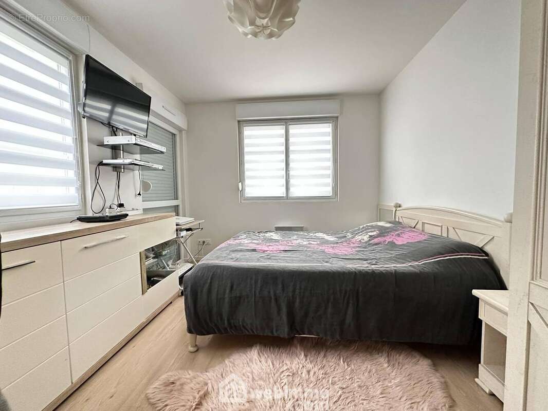 Voici la première chambre de 14 m², les sols sont en parquet