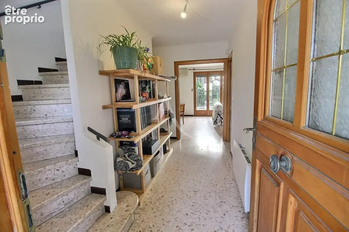 À vendre villa de type f4 d'une surface de 115 m² sur terrain 3 faces de 385 m² avec piscine et garage - photo 2