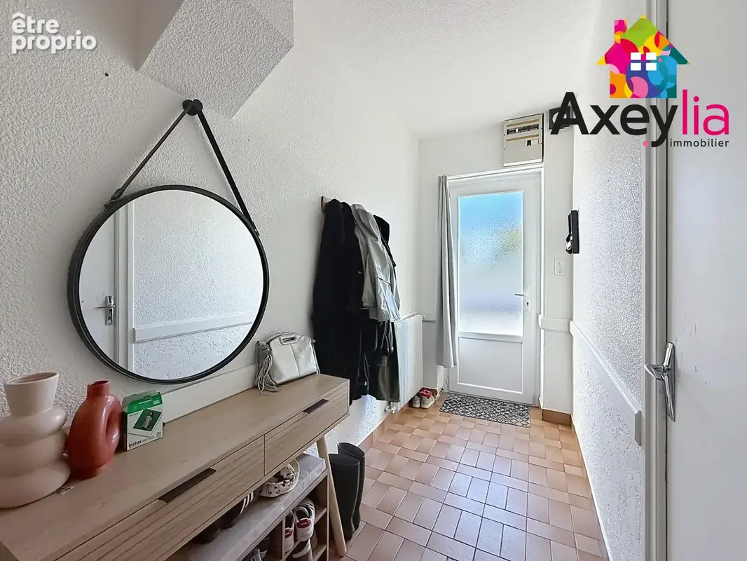 A vendre - commelle-vernay - maison en partie rénovée avec trois chambres, bureau, terrasse, dépendance aménag - photo 11