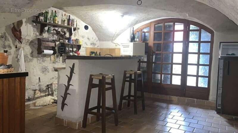 Maison de village à rénover – Plein centre – 80 m² au sol / 57 m² Carrez – Jardinet + Cave - photo 2