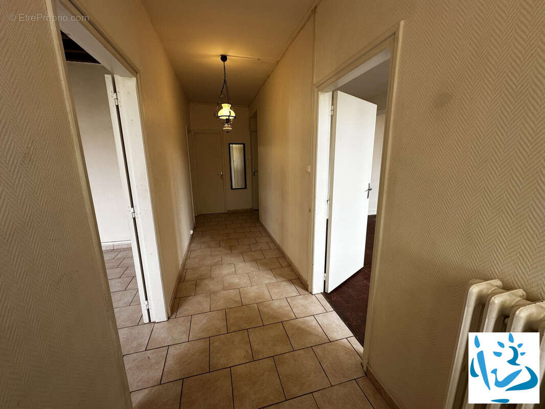 Maison à LA CELLE-SAINT-CYR