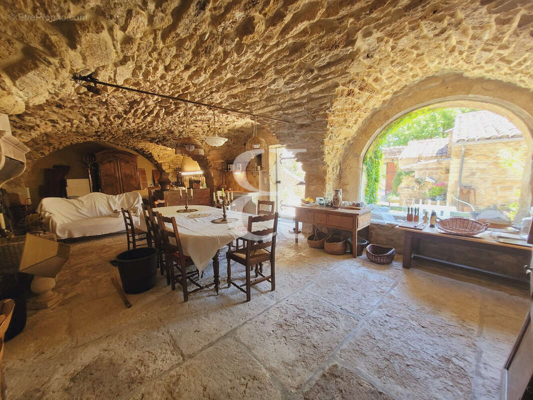 Maison 350 m² à Grignan  - photo 9