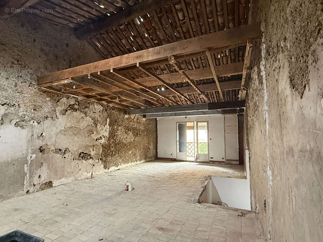 Maison à LA ROQUE-D&#039;ANTHERON