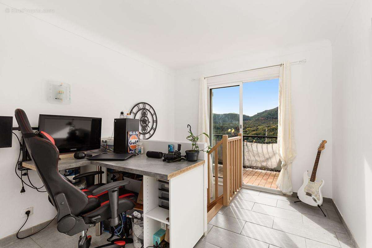 Maison à BAGNOLS-EN-FORET