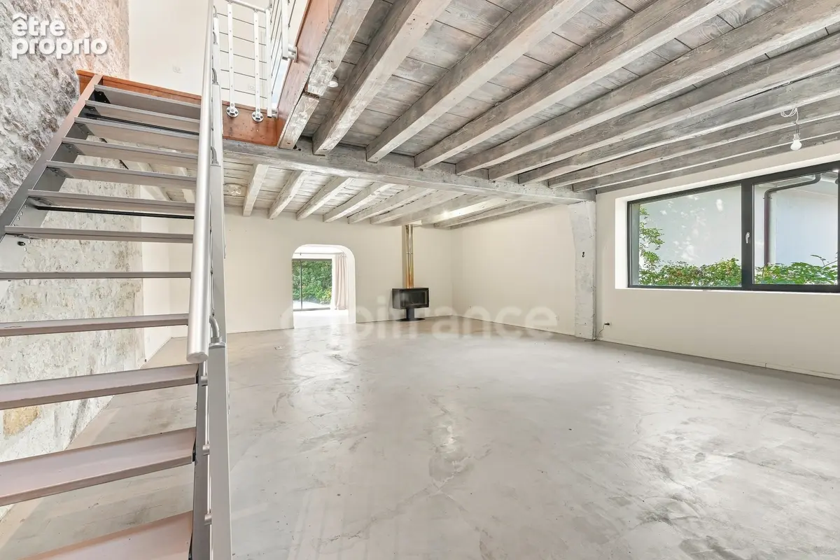 PRÉVESSIN-MOËNS – Ancienne forge du XIXᵉ transformée en loft – 187 m² – 3 chambres – Jardin - photo 9