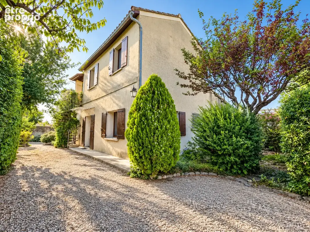 Maison à ENTRAIGUES-SUR-LA-SORGUE