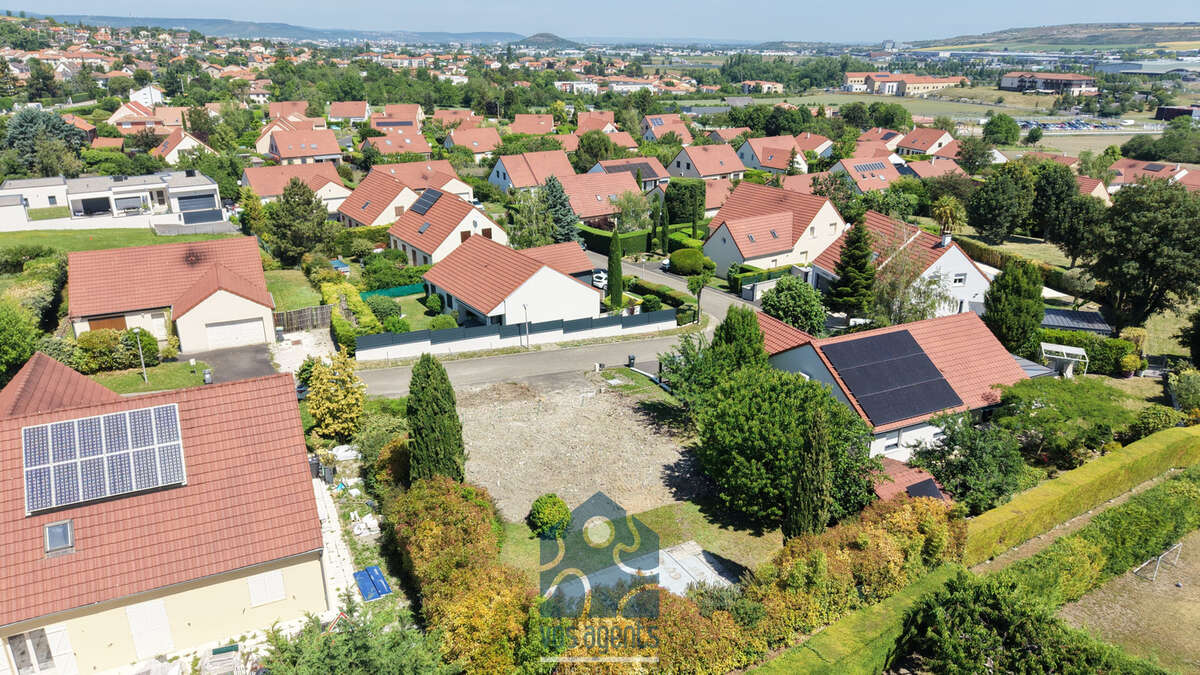 Terrain à PERIGNAT-LES-SARLIEVE