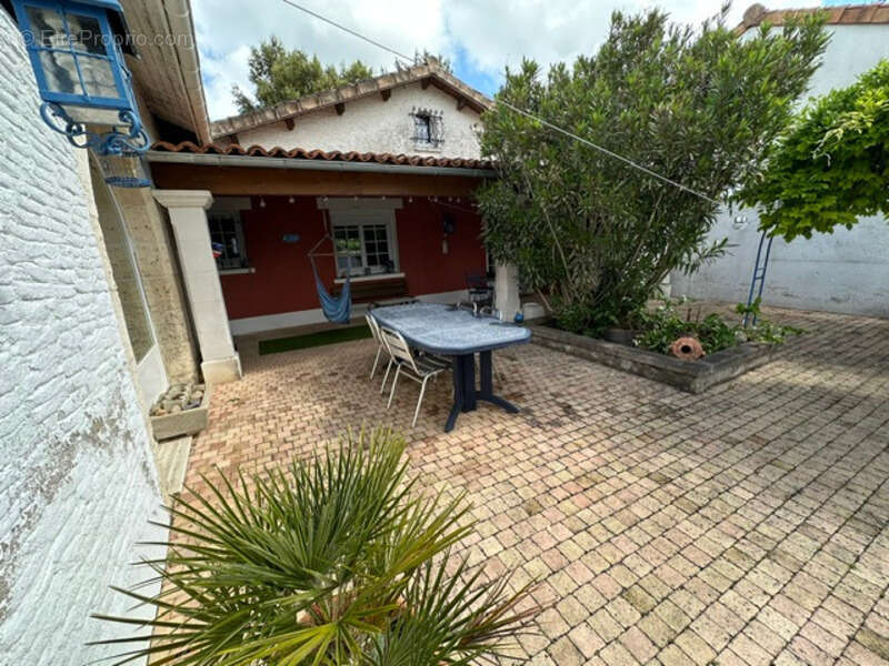 Maison à ROULLET-SAINT-ESTEPHE
