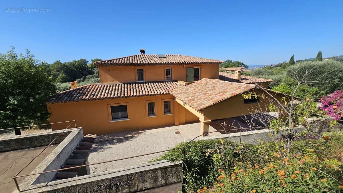 Maison à CHATEAUNEUF-GRASSE