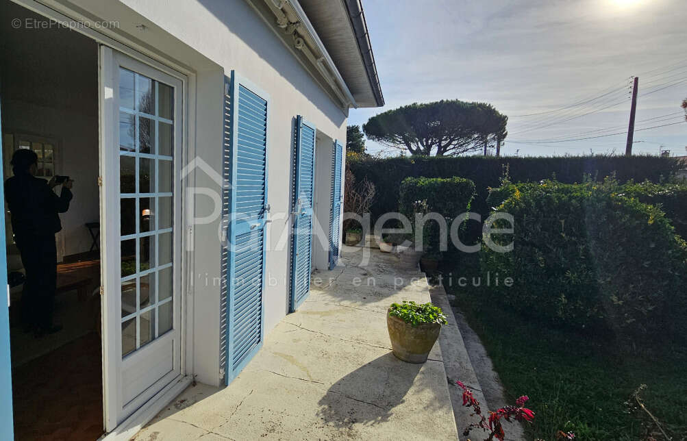 Maison plain-pied   Jardin et garage - photo 3