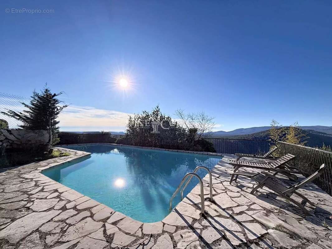 Maison à SAINT-CEZAIRE-SUR-SIAGNE