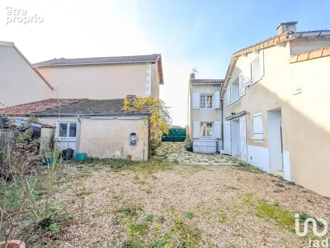 Photo 1 - Maison à LUSSAC-LES-CHATEAUX