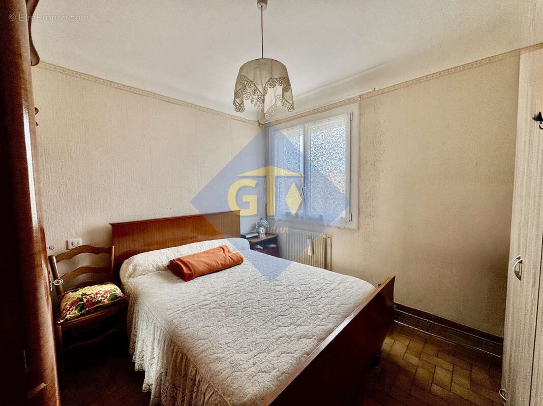 Maison à LAUDUN-L&#039;ARDOISE