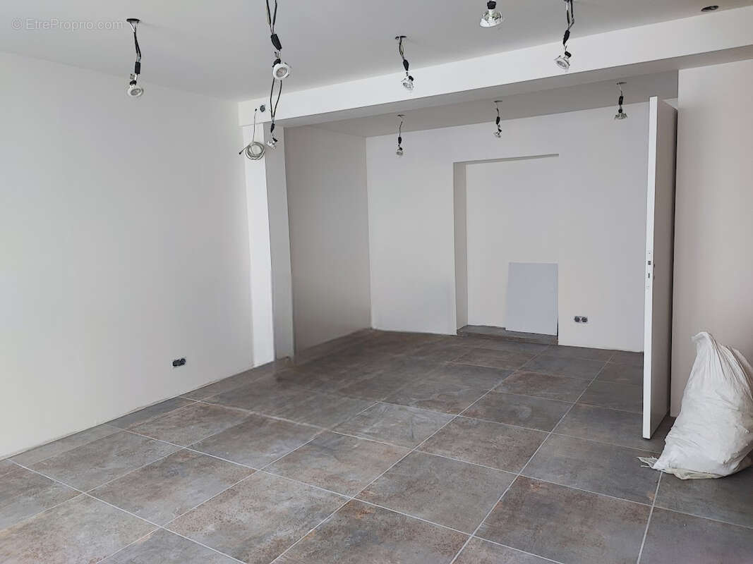 A VENDRE - Secteur place Carnot - Deux locaux commerciaux neufs - photo 2