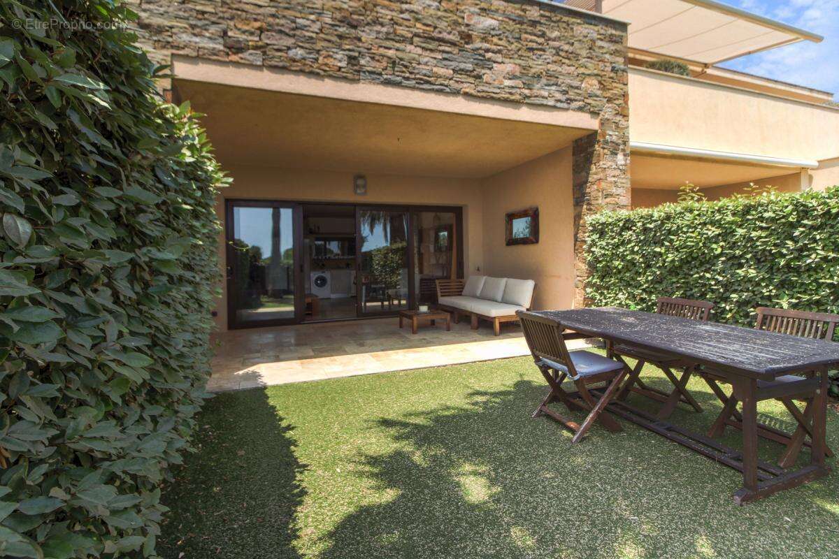 Appartement à ROQUEBRUNE-SUR-ARGENS