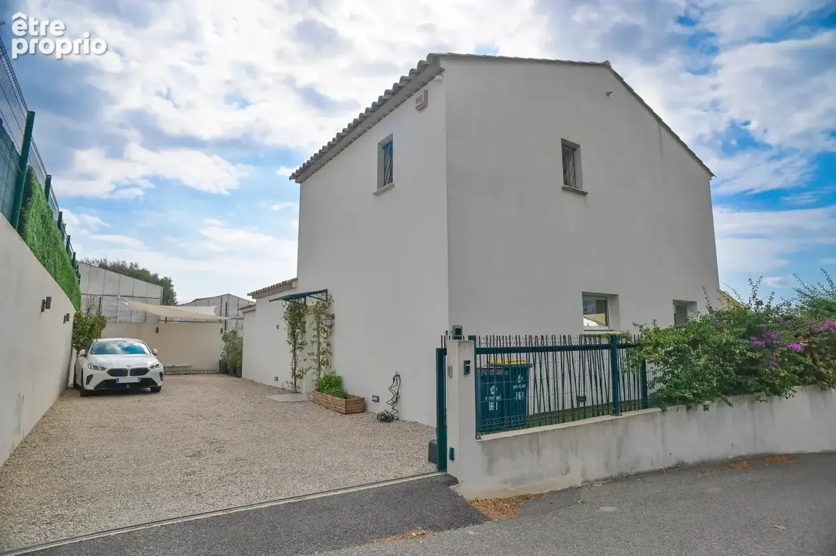 VILLENEUVE-LOUBET - Villa récente 4 Chambres – 120 M² – Piscine – Proche village - photo 20