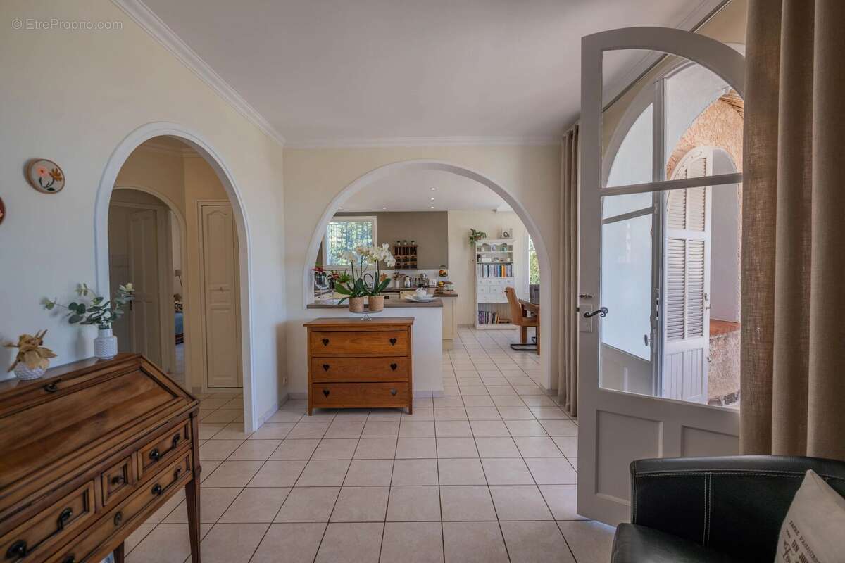 LES ISSAMBRES : Villa tout à pied avec vue mer exceptionnelle - photo 12