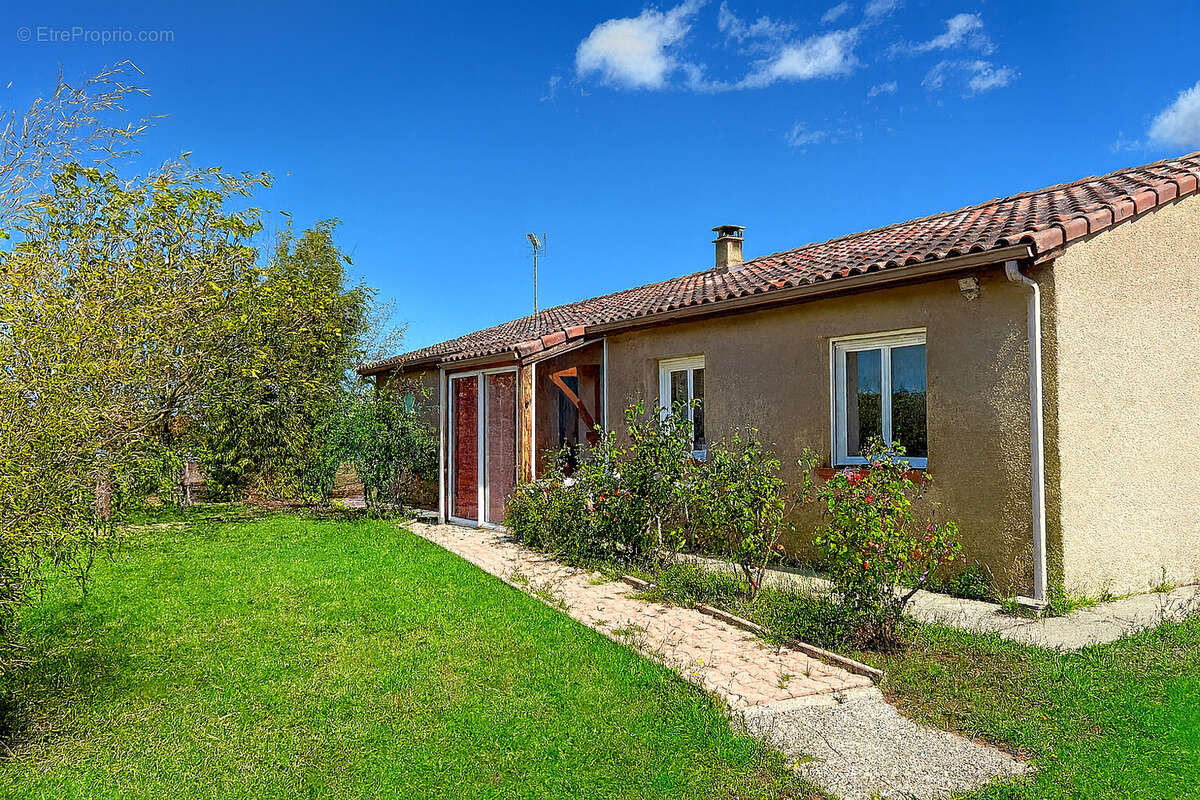 Maison à MONTAIGUT-SUR-SAVE