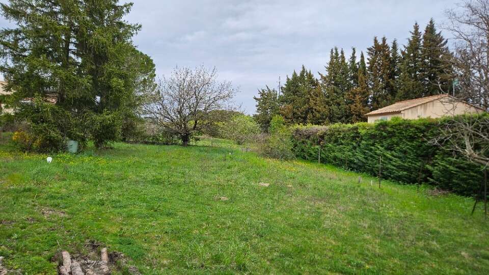 Terrain à LA TOUR-D'AIGUES