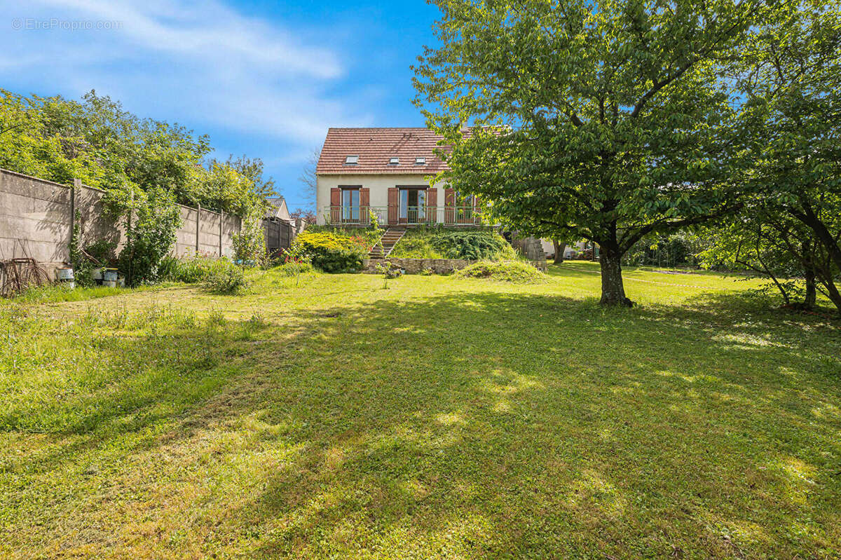 Maison avec grand jardin et terrasse - Calme et verdure - photo 18