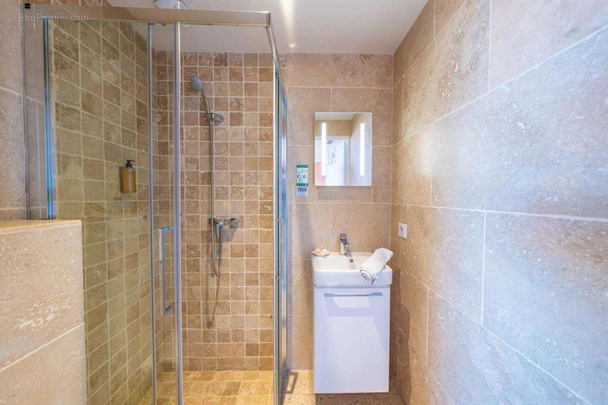 Commerce à ROQUEBRUNE-SUR-ARGENS