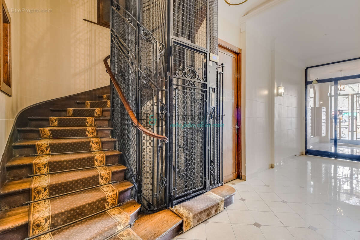 Appartement à PARIS-16E