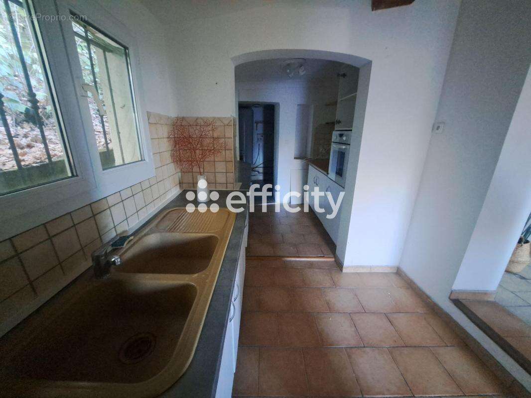 Maison à LA ROQUE-D&#039;ANTHERON